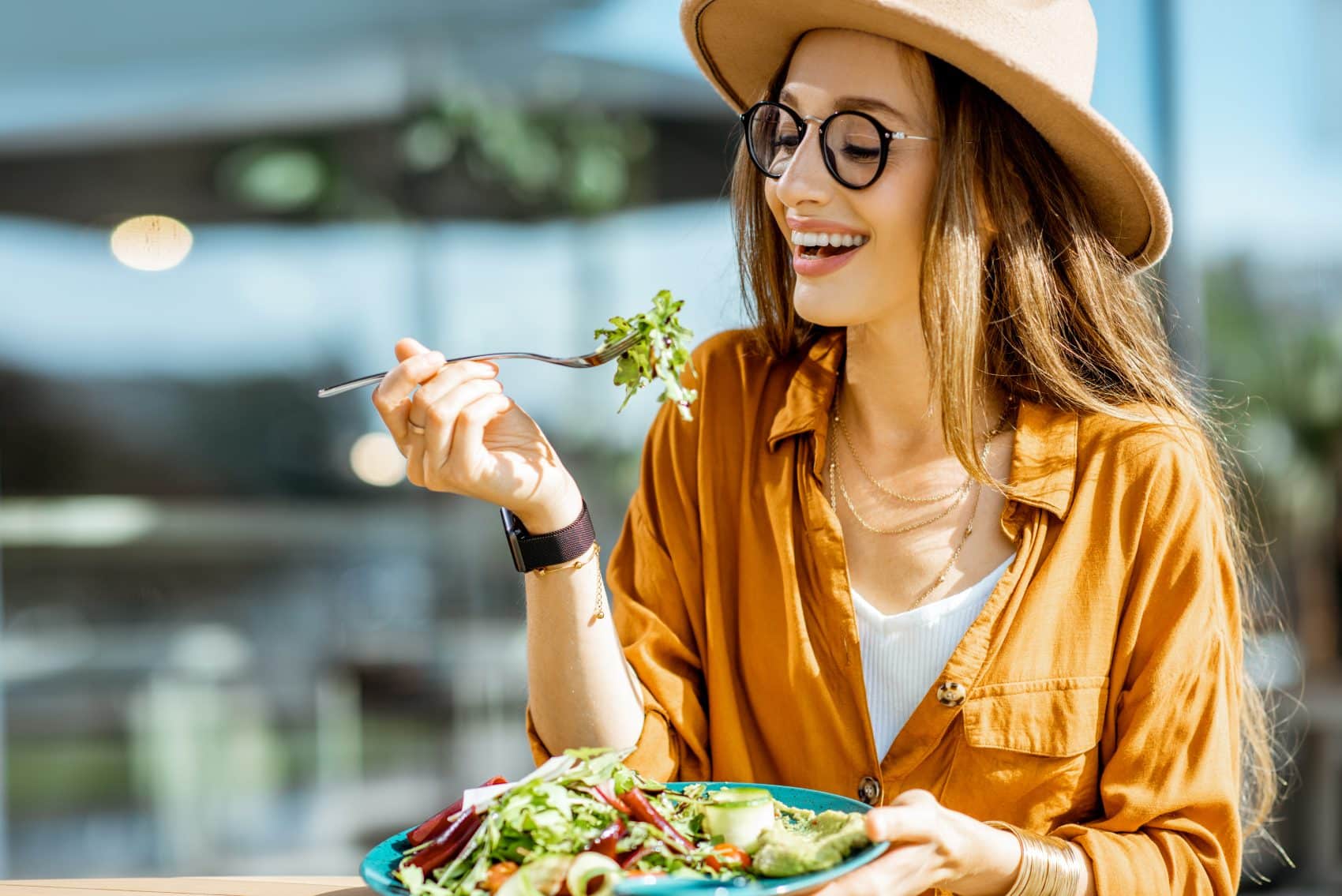 Femme au régime mangeant au restaurant