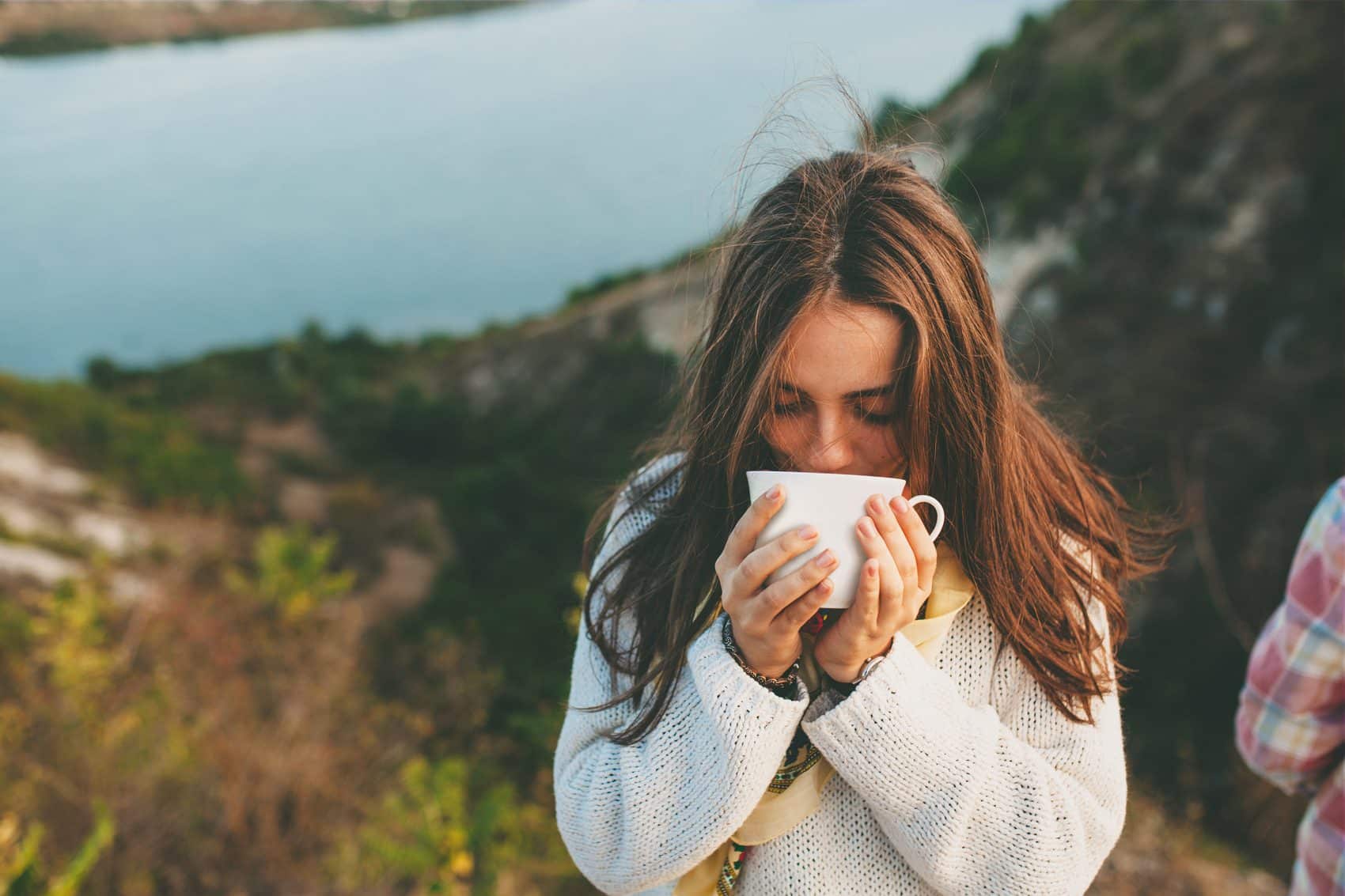 Femme qui boit une tasse de café