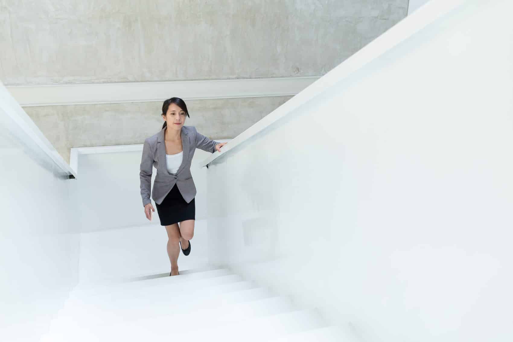 Femme qui marche vers son bureau