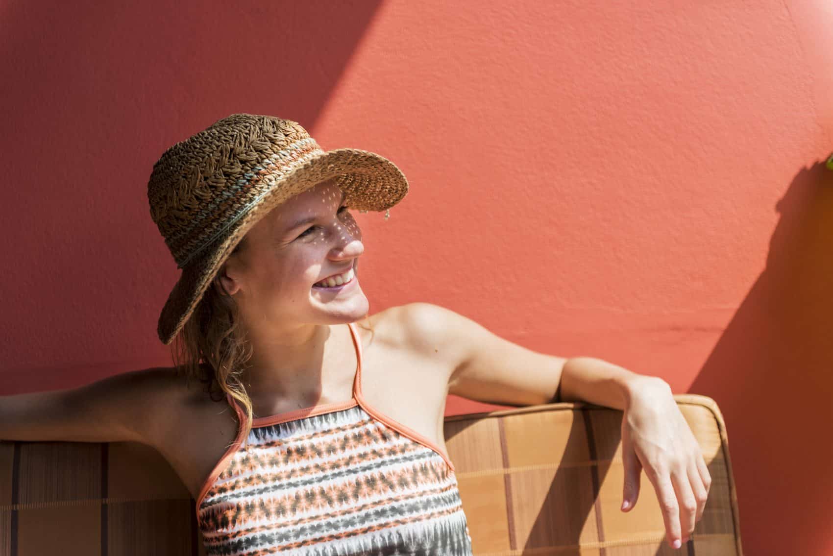 Femme qui bronze au soleil et vitamine D