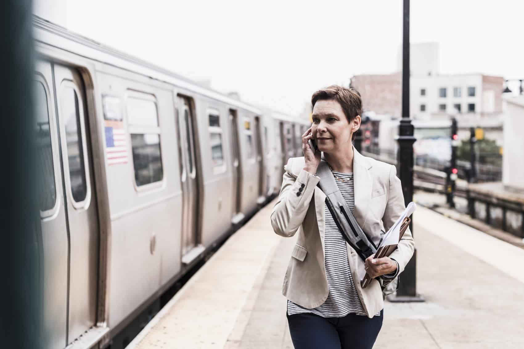 Marcher en sortant du train pour aller au travail