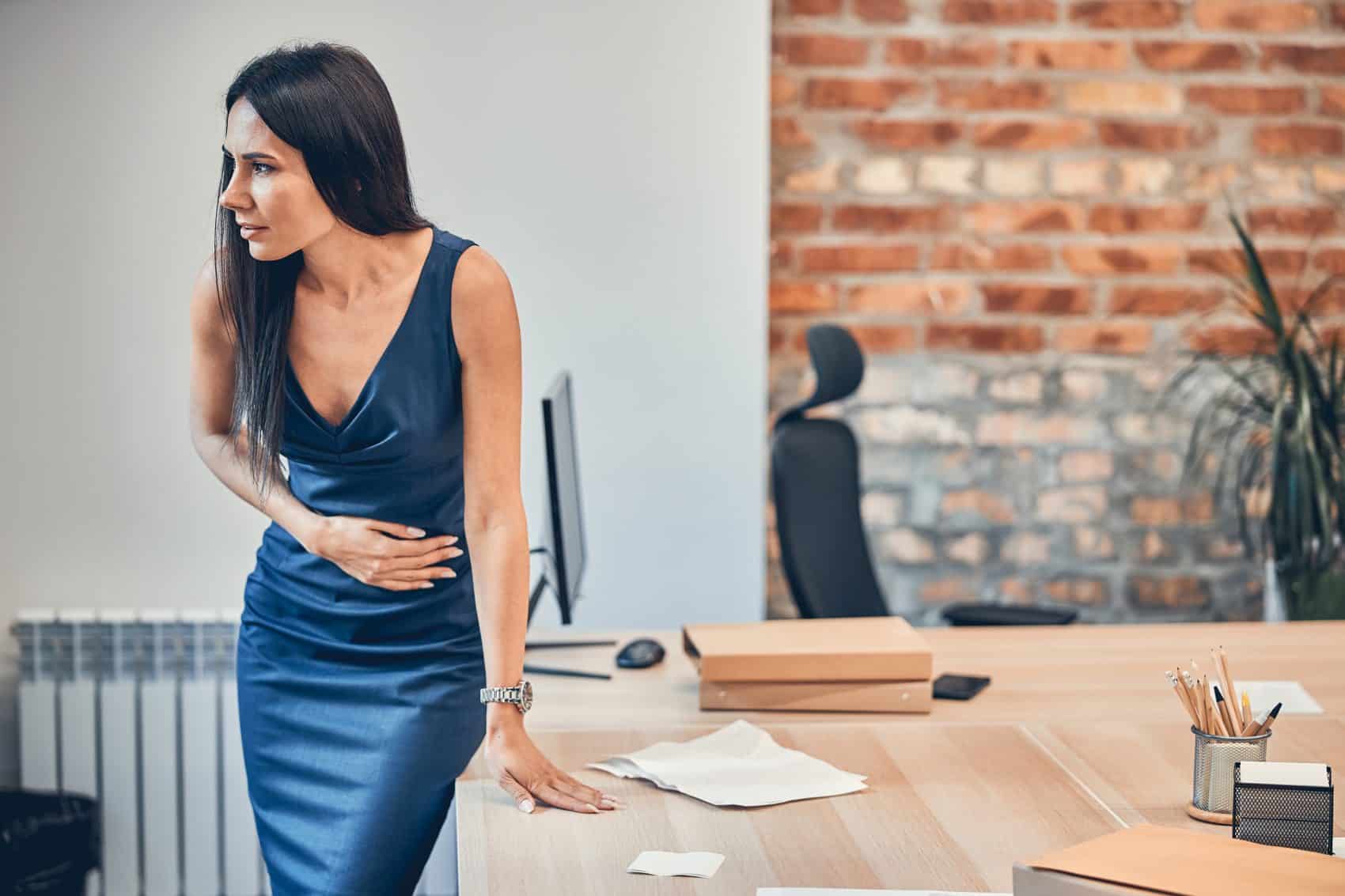 Femme avec des maux d'estomac