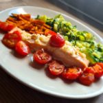 Papillote de saumon et tomates, accompagnée de spaghettis de courgette et frites de patate douce