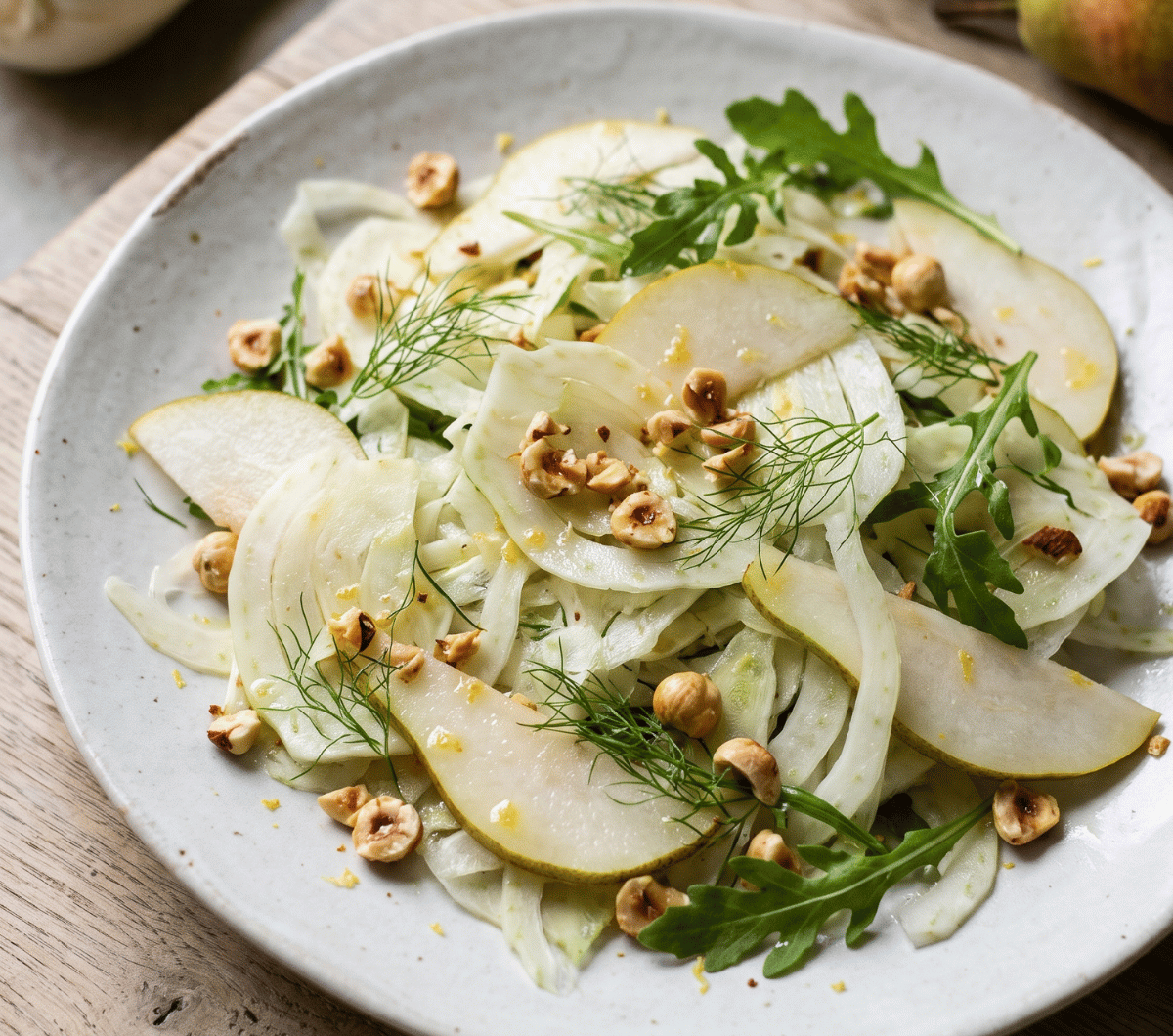 Salade de fenouil cru, poire et noisettes torréfiées