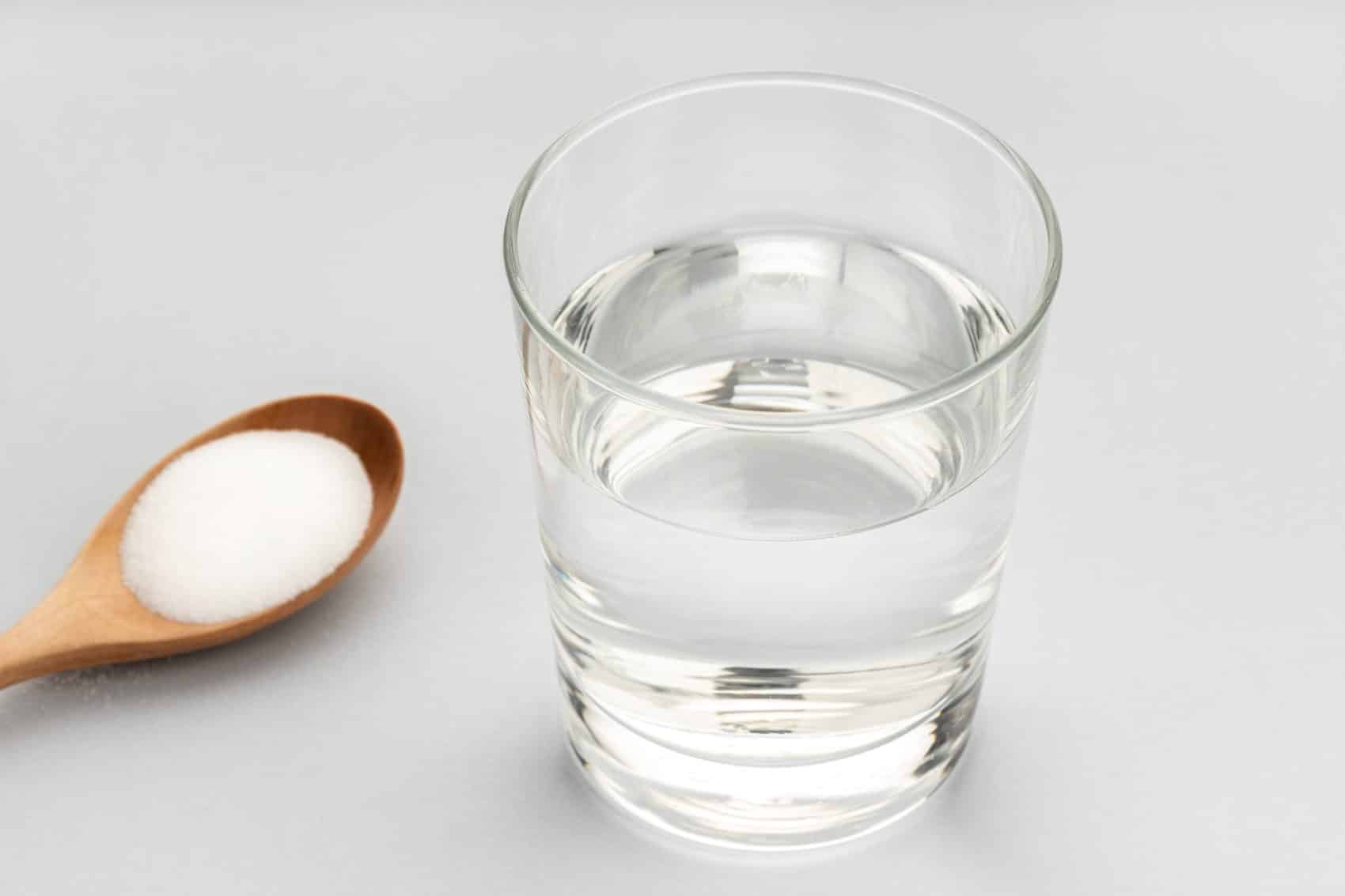 Un verre d'eau avec du bicarbonate de soude pour lutter contre les maux d'estomac