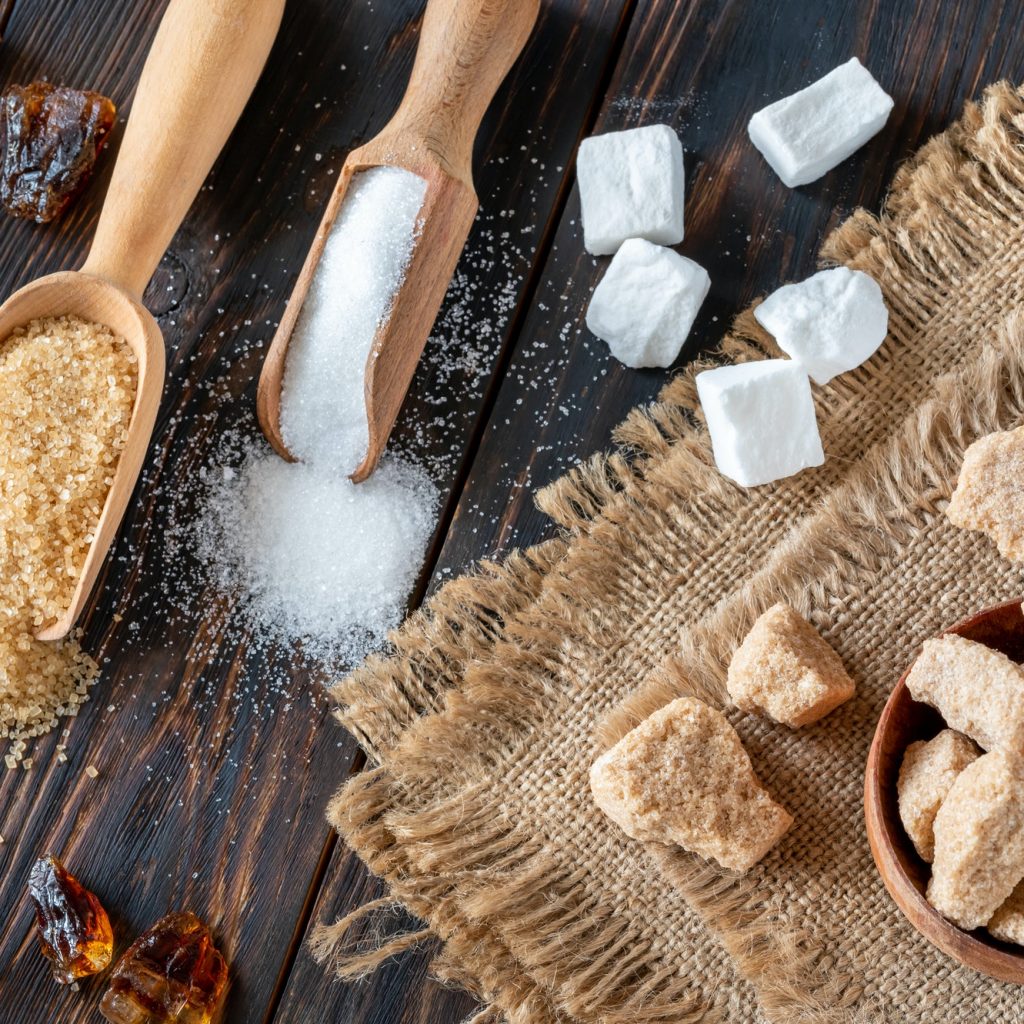 assortiment de sucres blancs et bruns