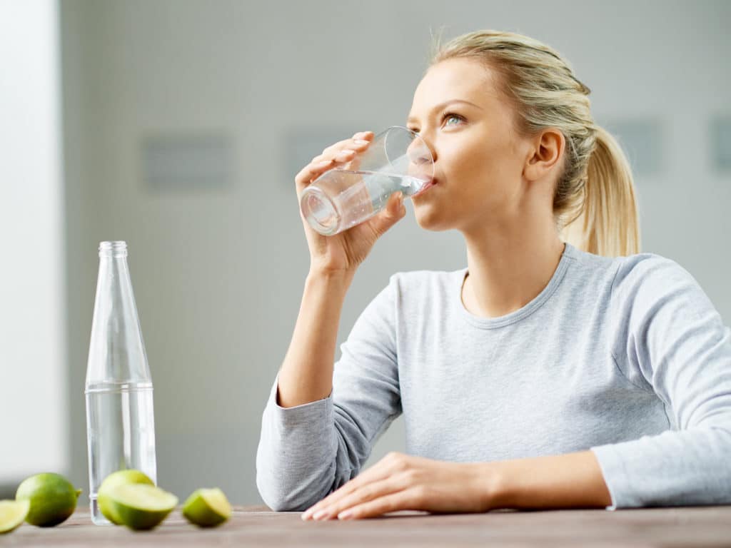 Boire de l'eau pour hydrater vos intestins et lutter contre la constipation