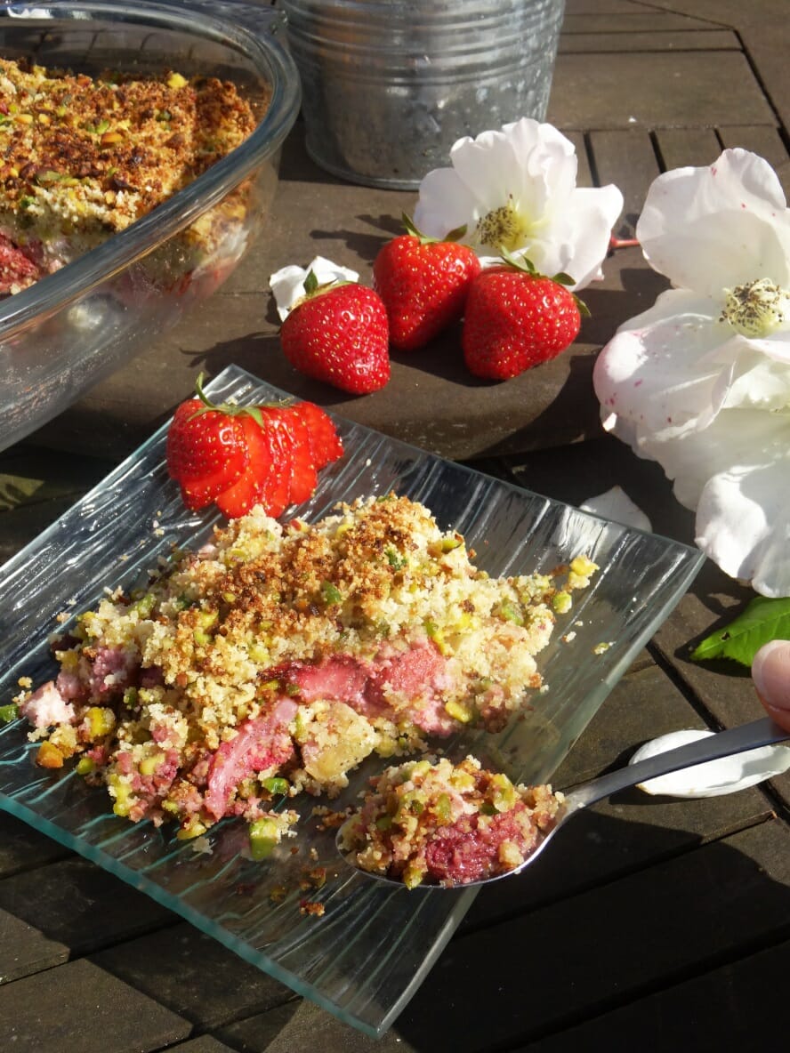 Crumble fraise rhubarbe pistache Paléo