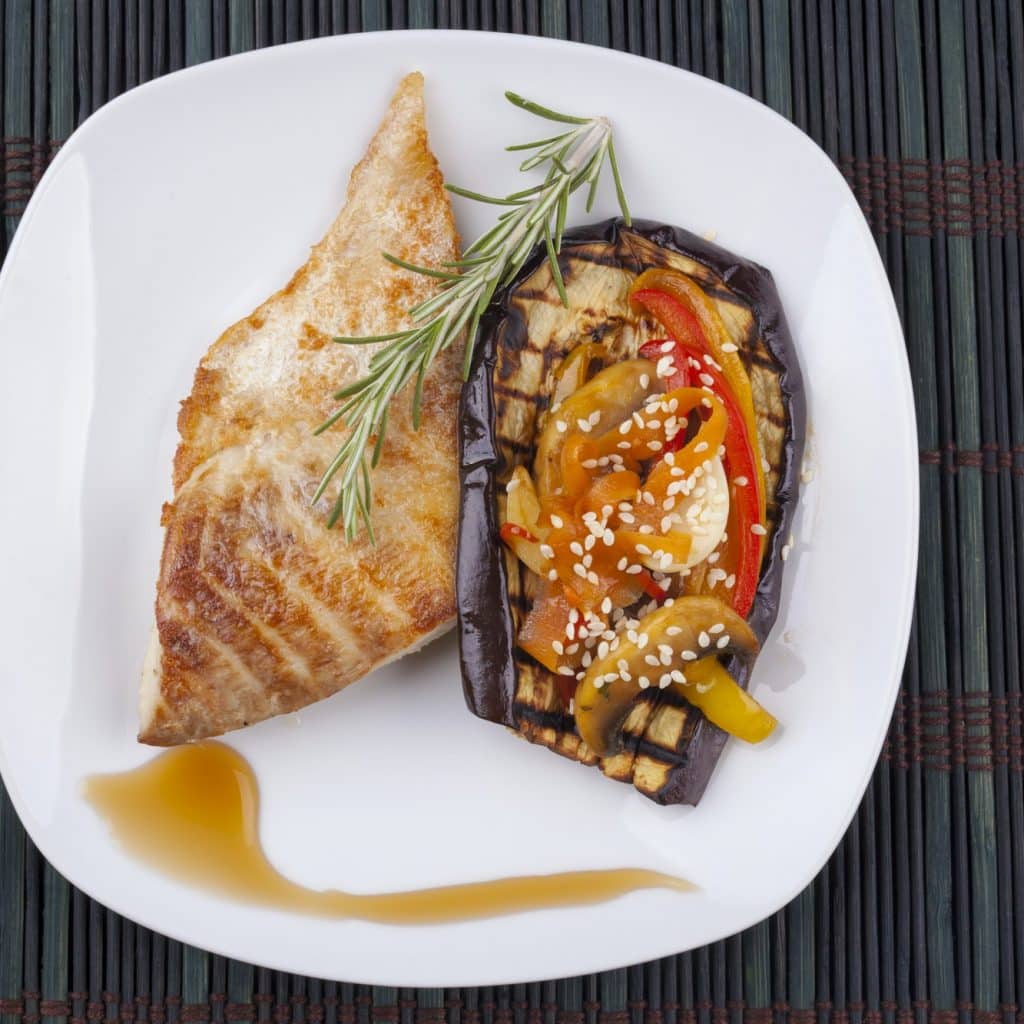 assiette de poisson et légumes