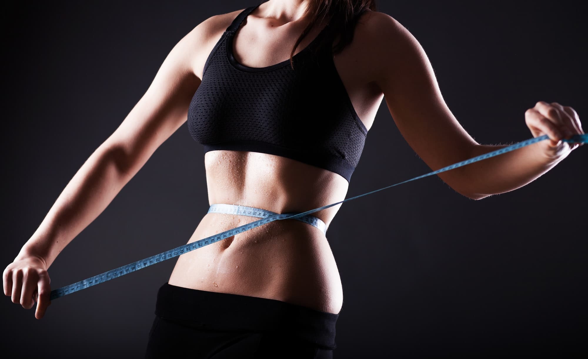 femme mince a perdu du poids et mesure son tour de taille