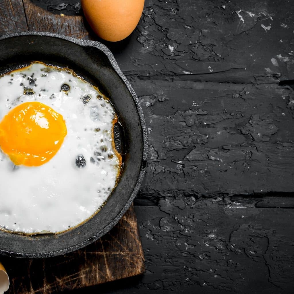 oeuf au plat dans une poele