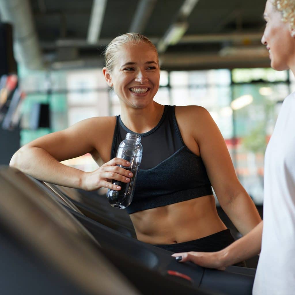 amies discutent à la salle de sport