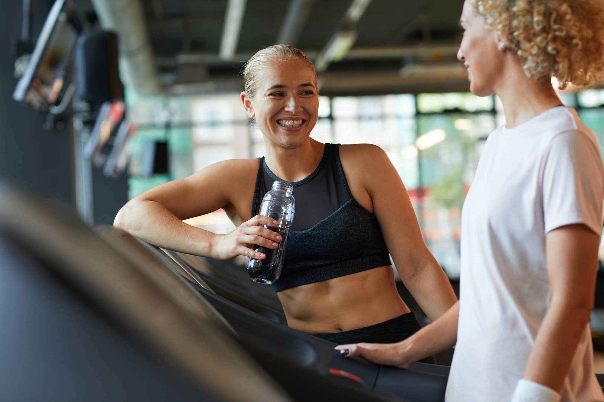 amies discutent à la salle de sport