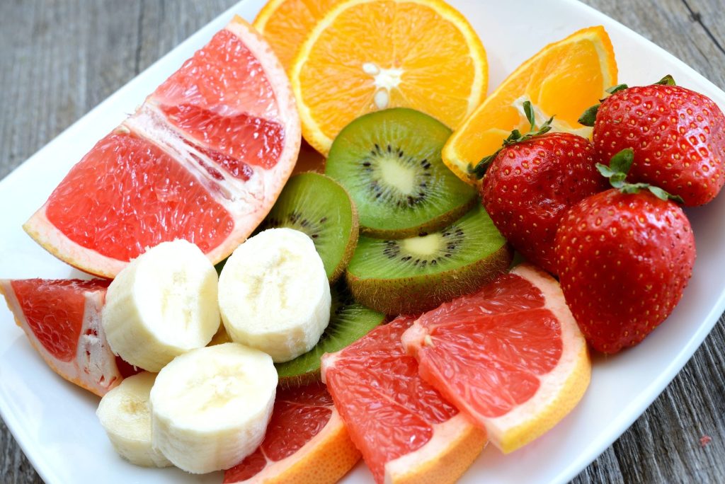 fruits frais découpés contiennent des glucides