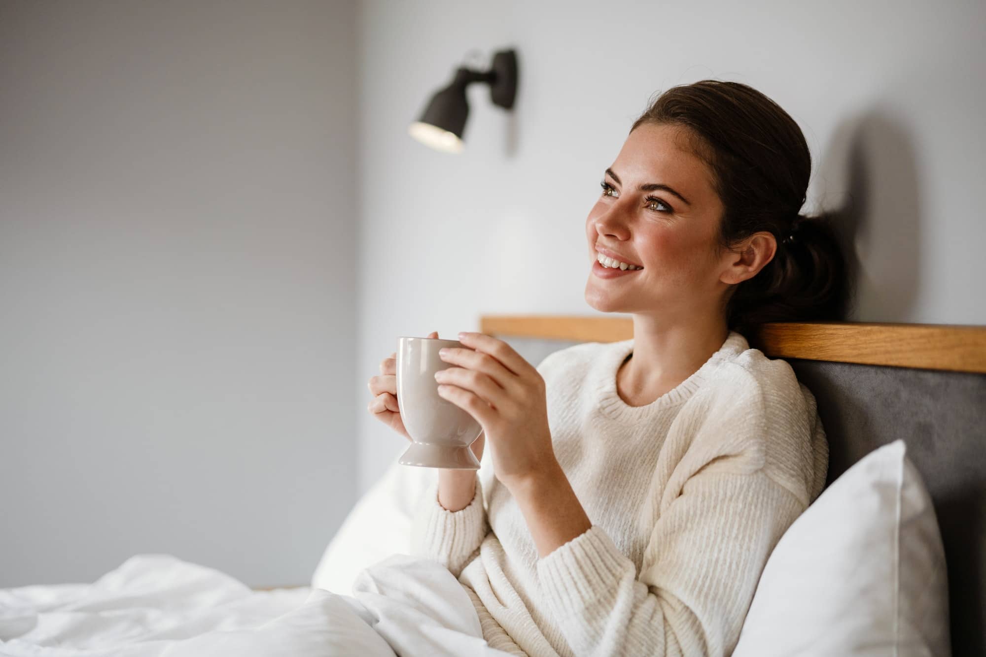 Femme boit un café gras