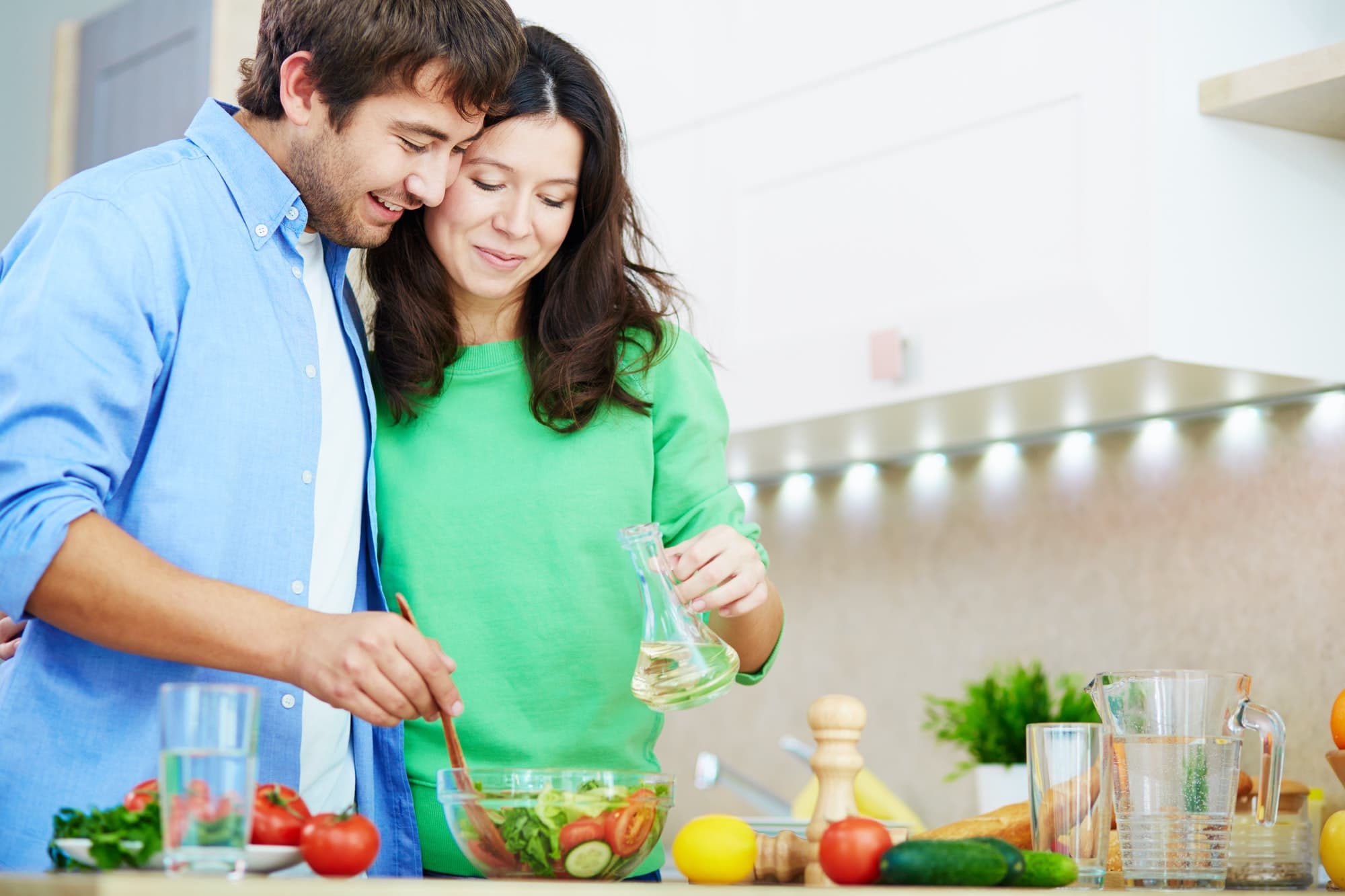 couple prépare une salade paléo