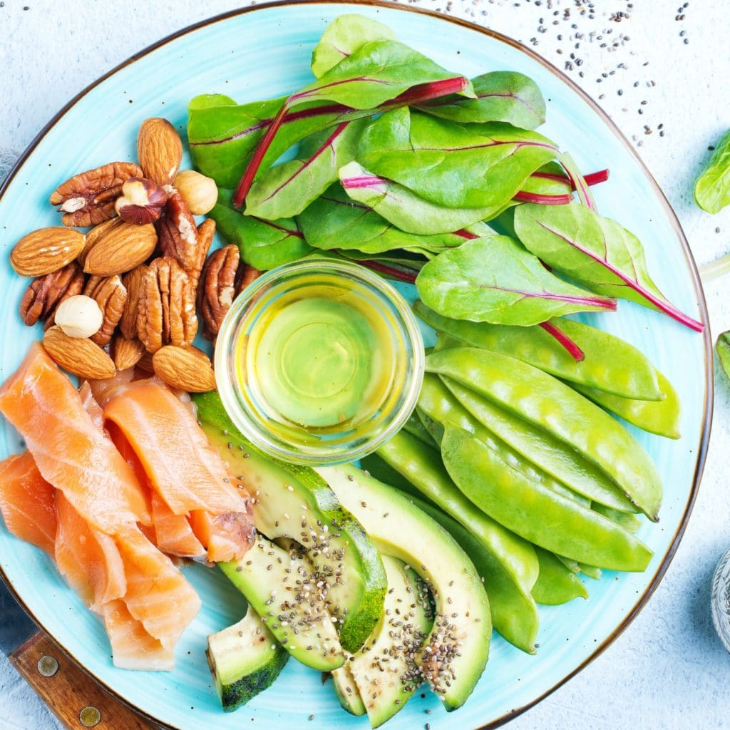 assiette de noix saumon avocat et salade pour une alimentation saine