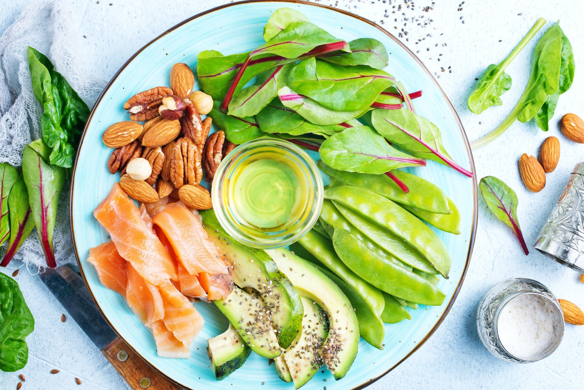 assiette de noix saumon avocat et salade pour une alimentation saine