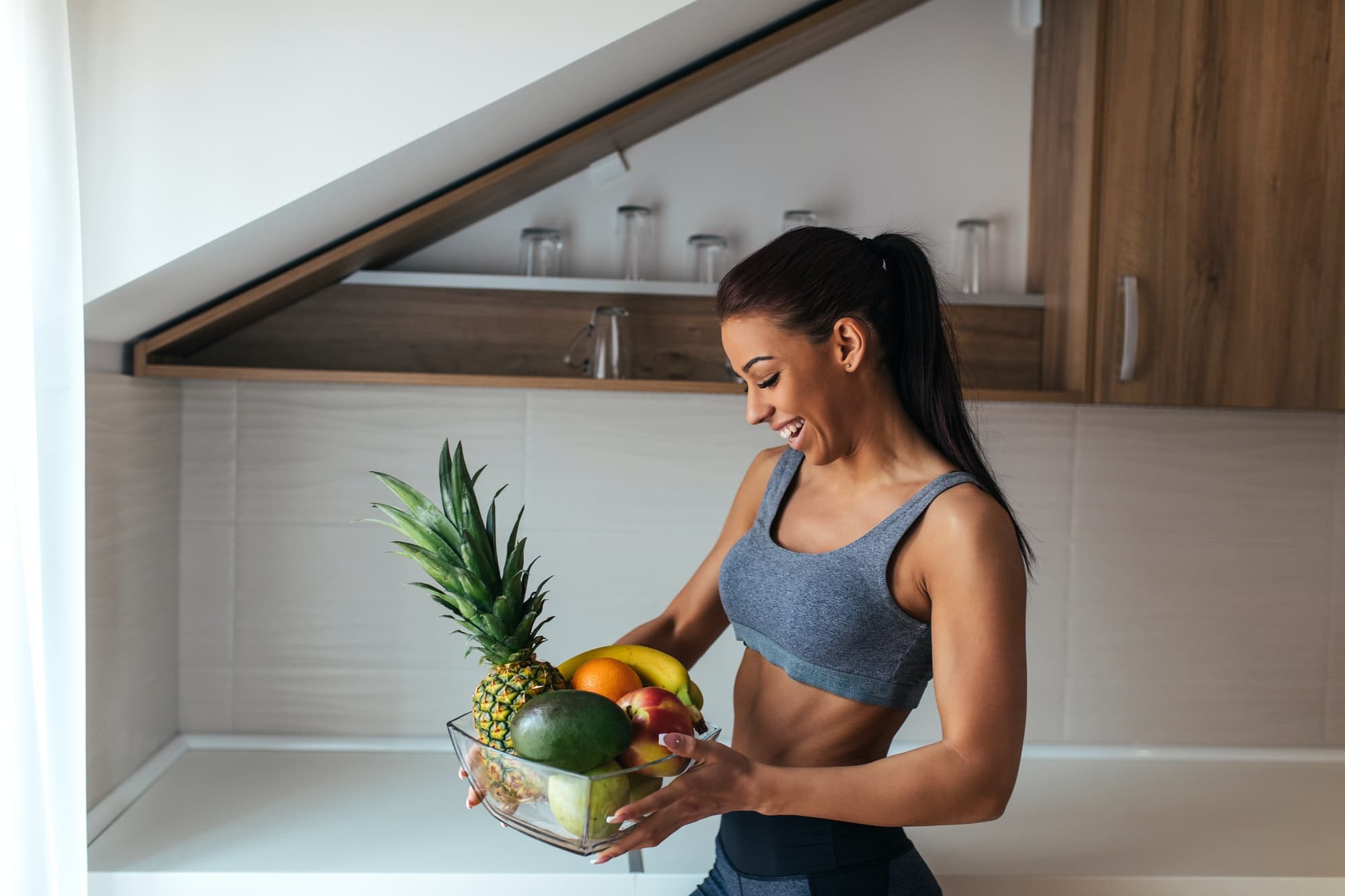 femme tient un saladier de fruits