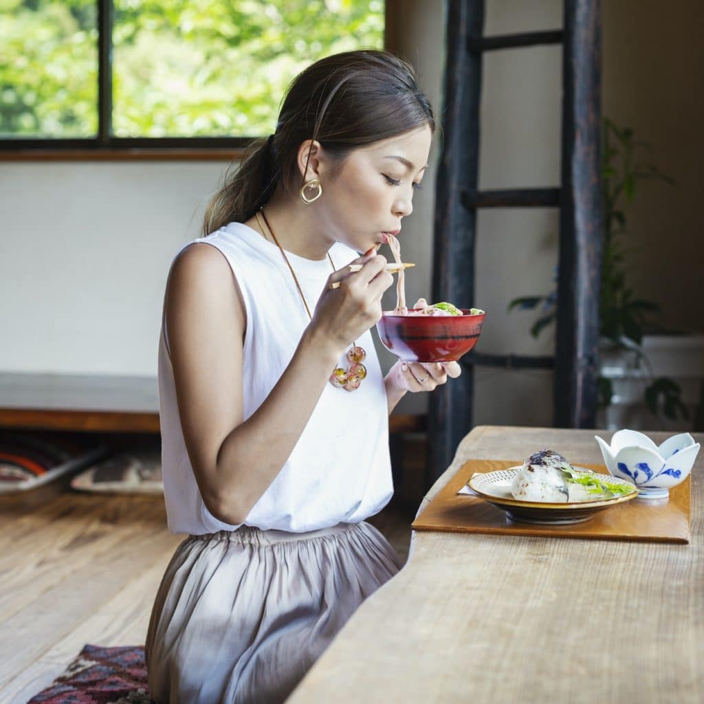 femme japonaise mange un repas du régime okinawa