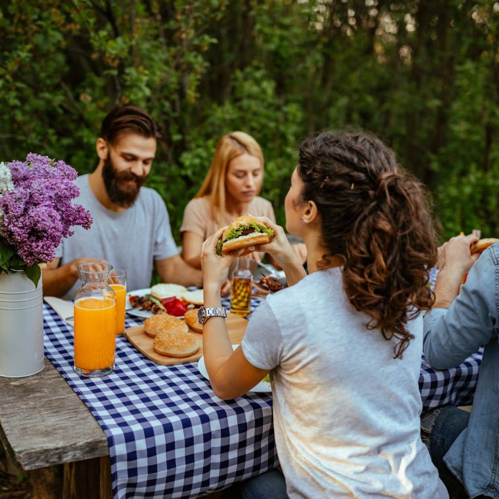 amis mangent des burgers