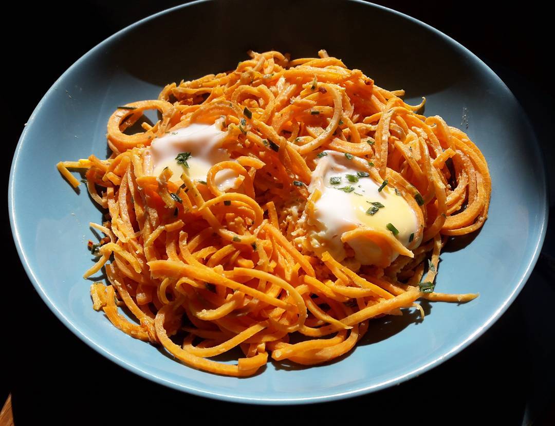 Spaghettis de patate douce à la citronnelle et ses oeufs pochés
