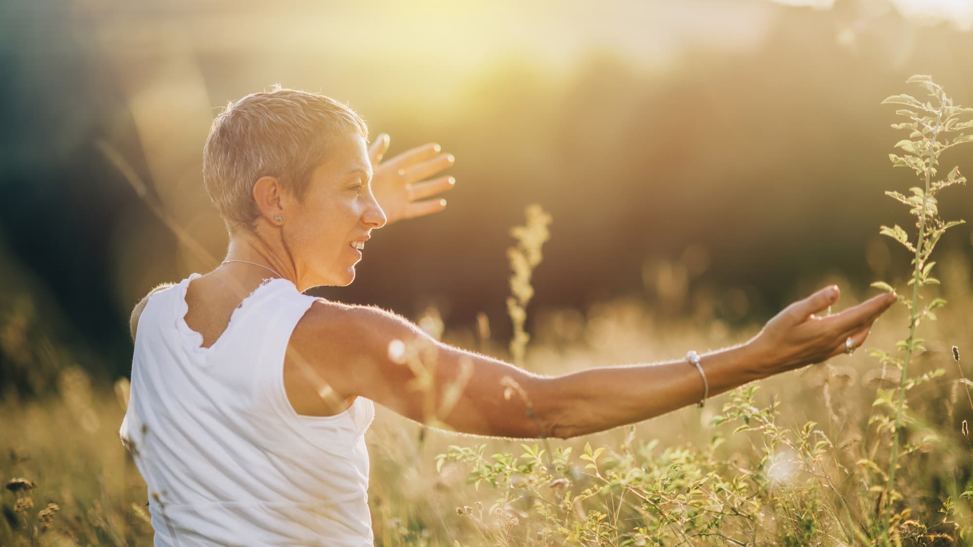 femme se détend dans la nature