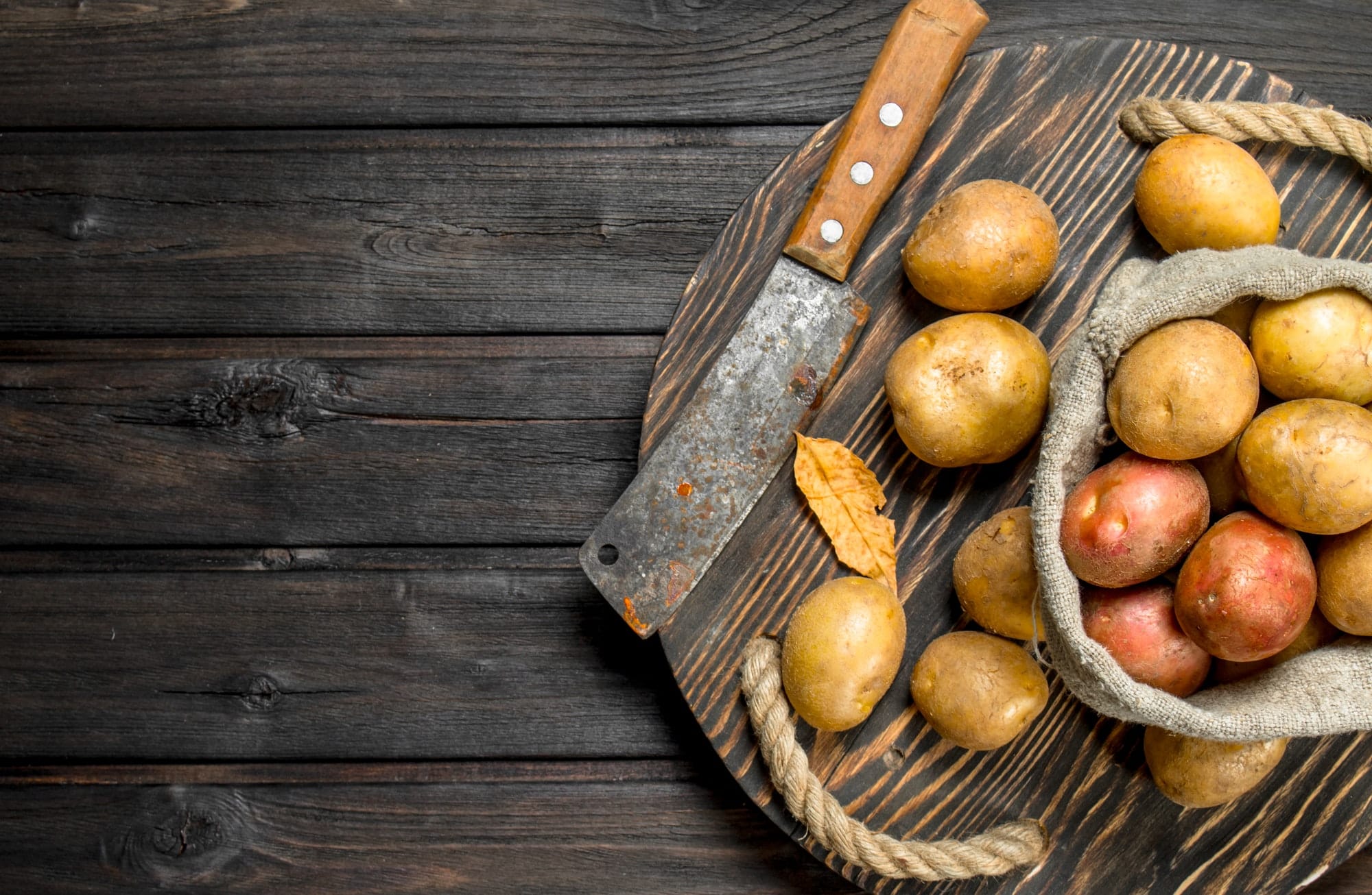 patates et couteau posés sur une table