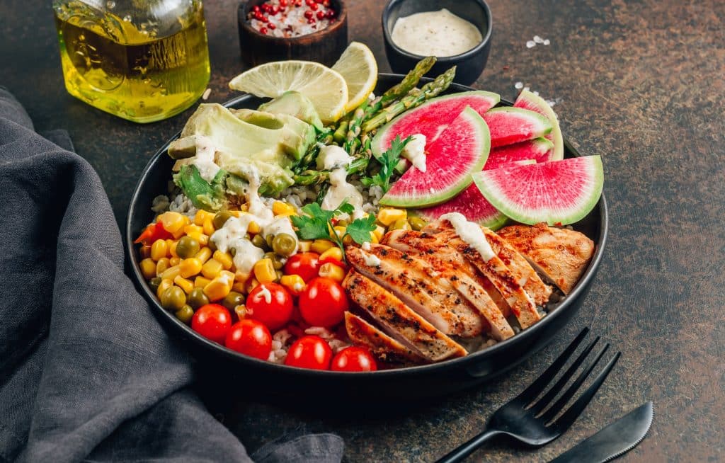 repas léger avec de la viande et des légumes