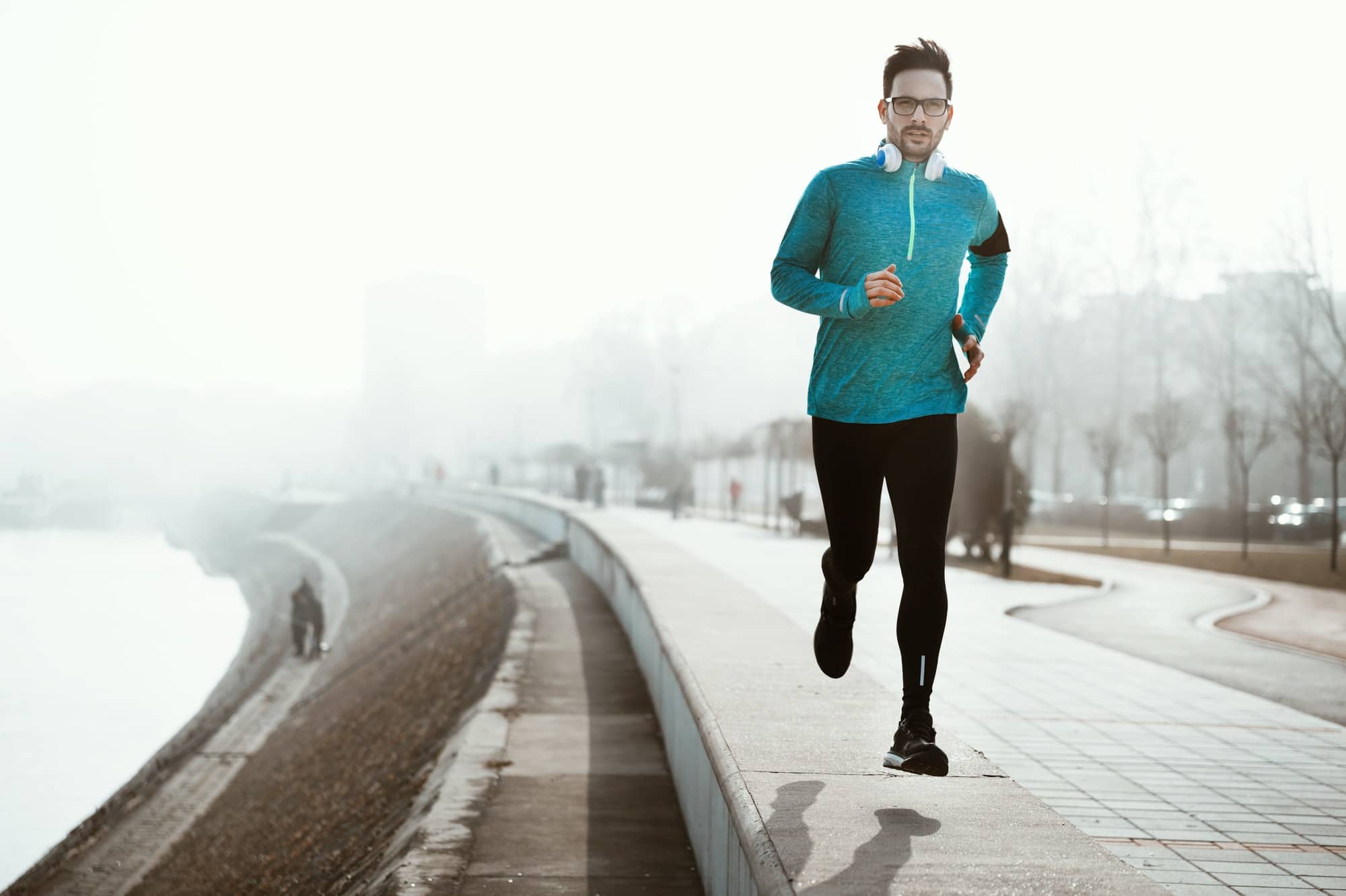 homme fait son jogging au bord d'une rivière