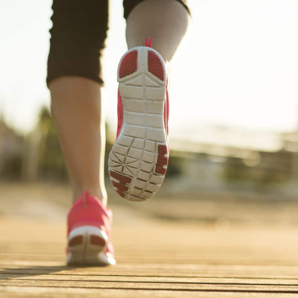 jambes d'une femme en train de courir