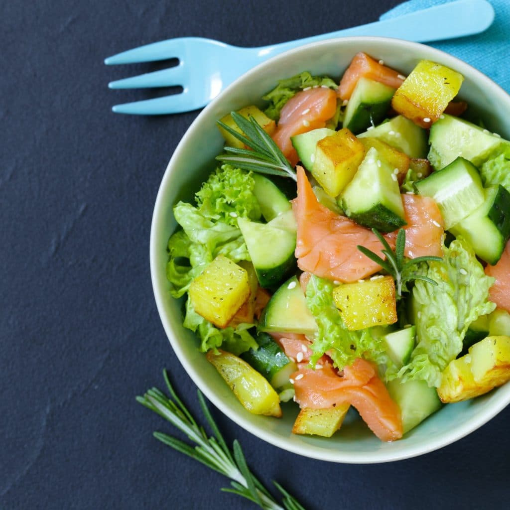 une salade dans un bol