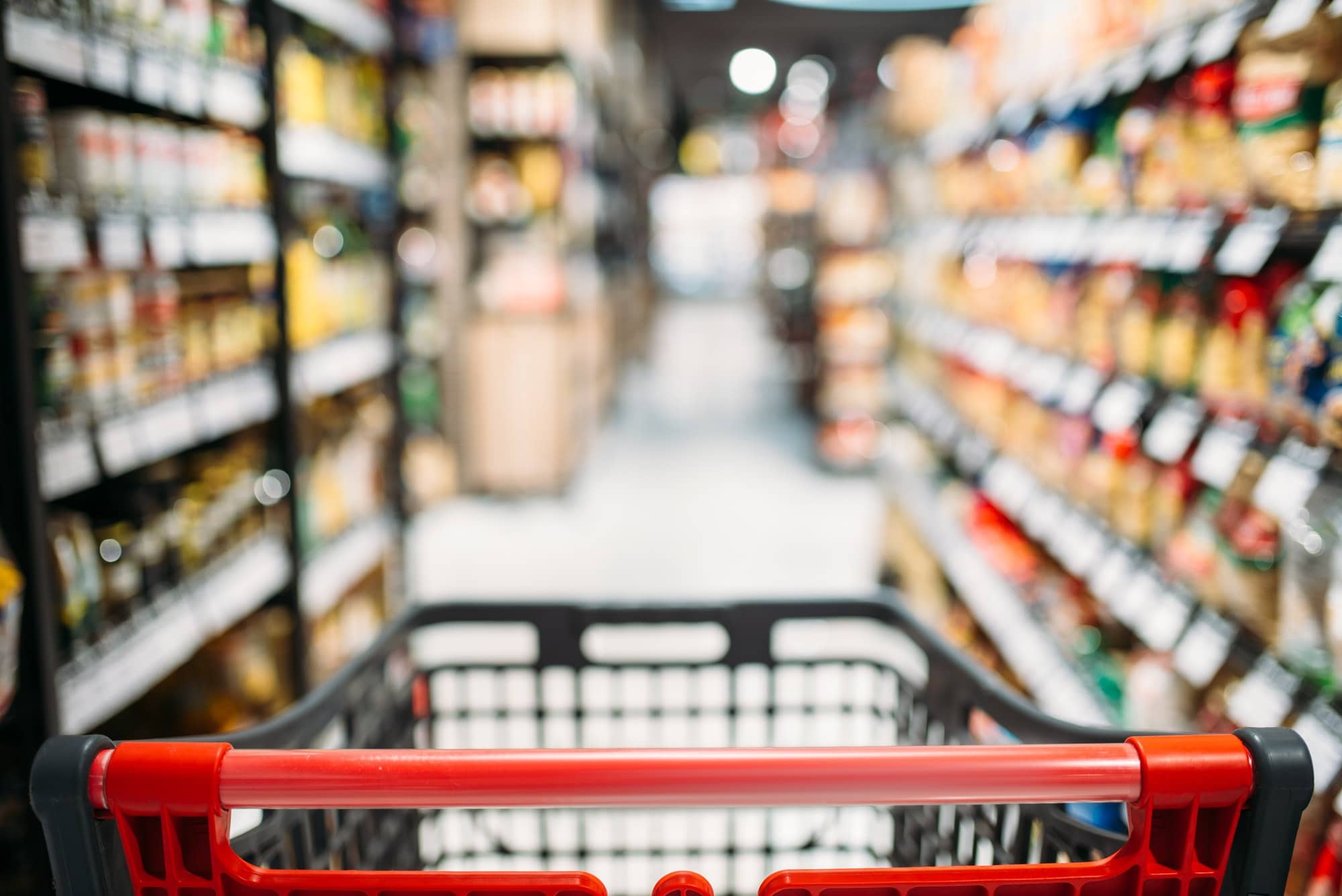 caddie de courses dans une allée de supermarché