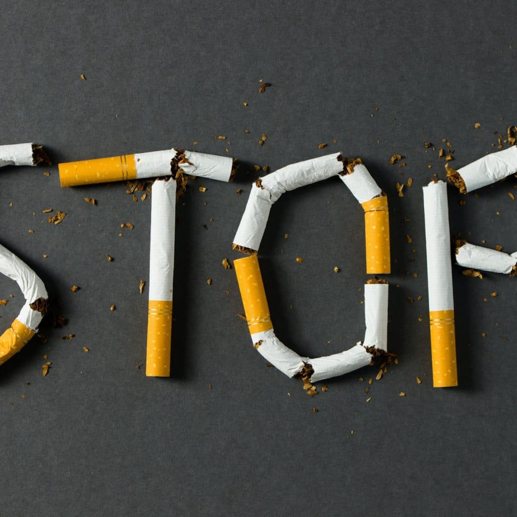 cigarettes cassées forment le mot "stop"