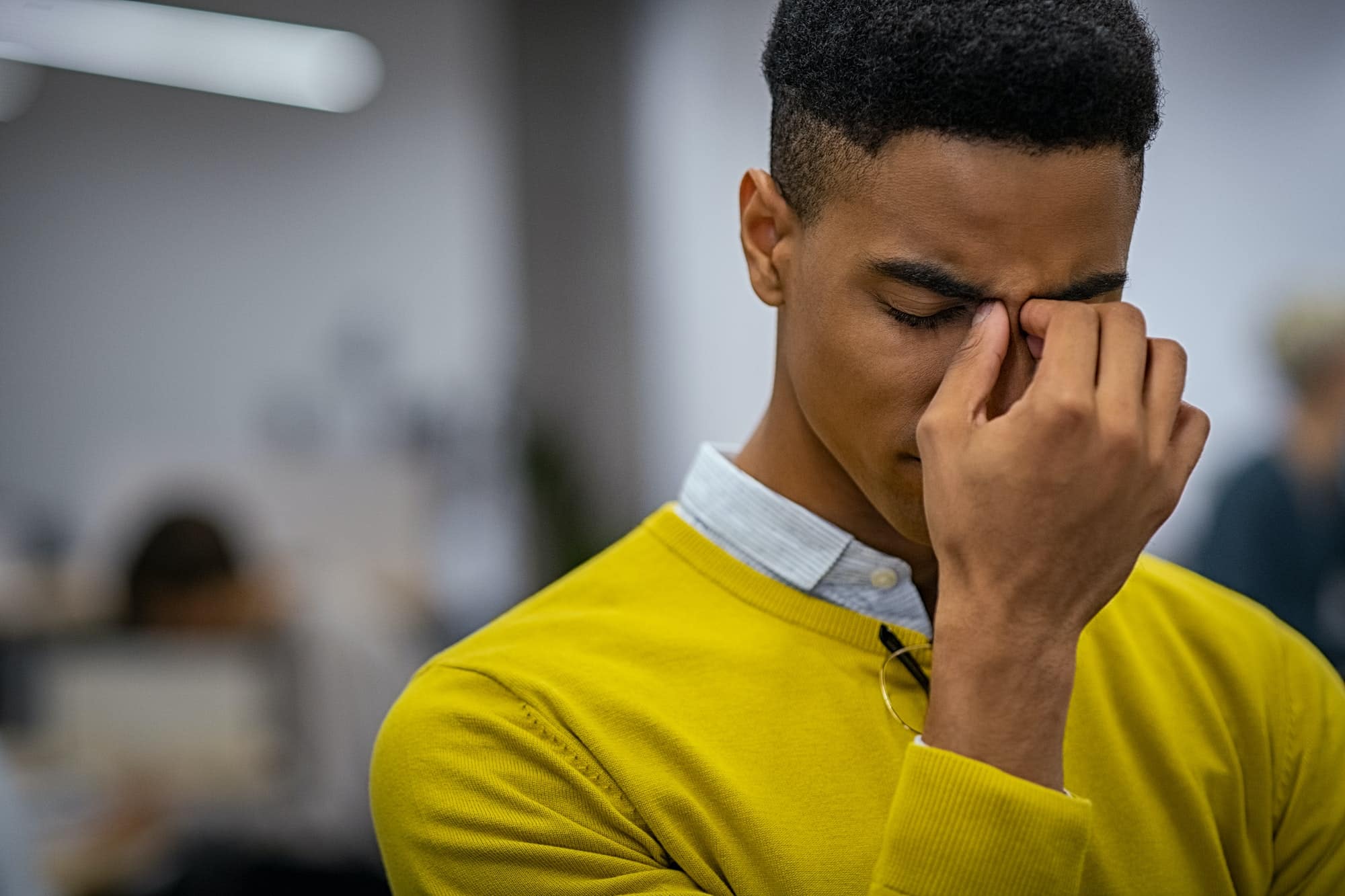 jeune homme stressé a mal à la tête