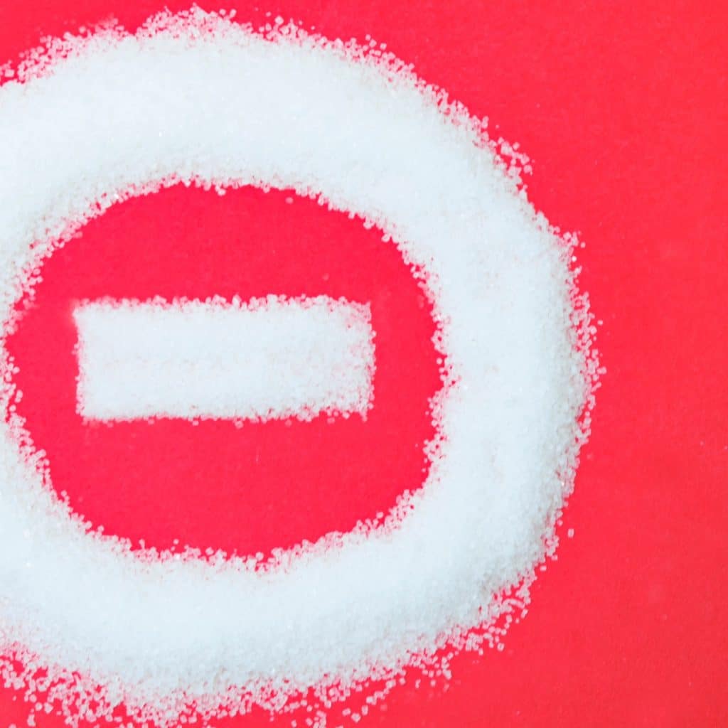 sucre en forme de panneau sens interdit sur fond rouge