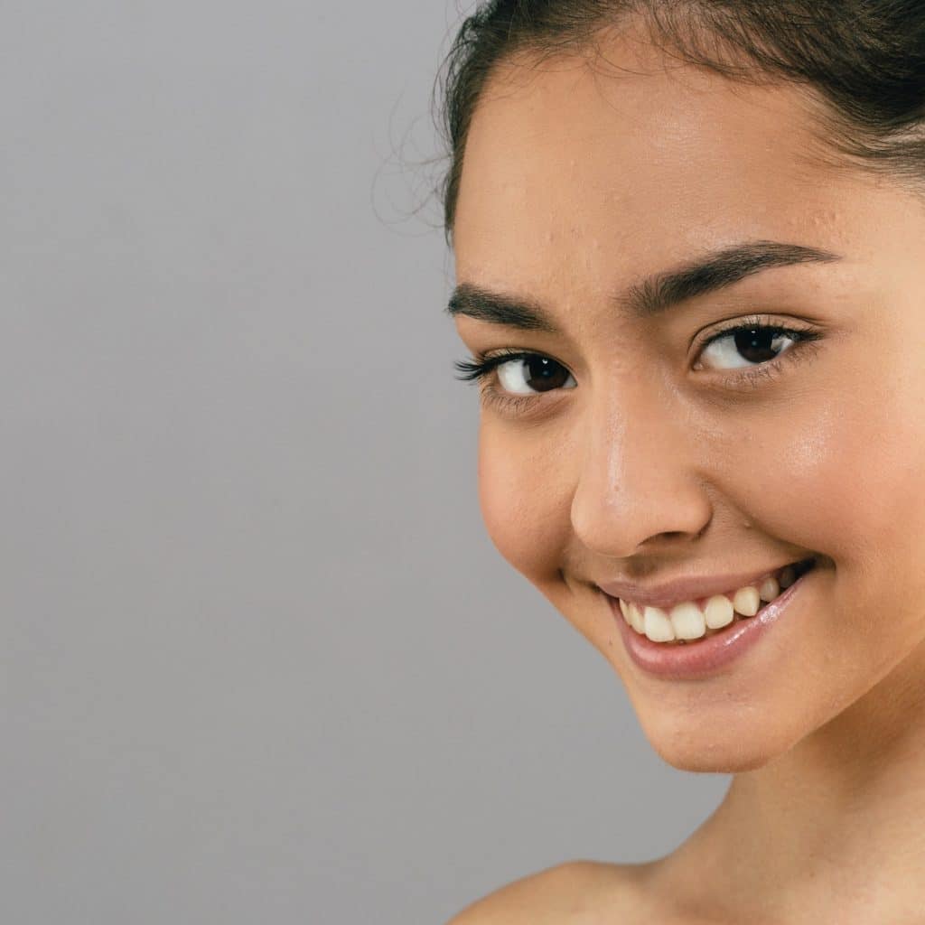 femme souriante a une belle peau