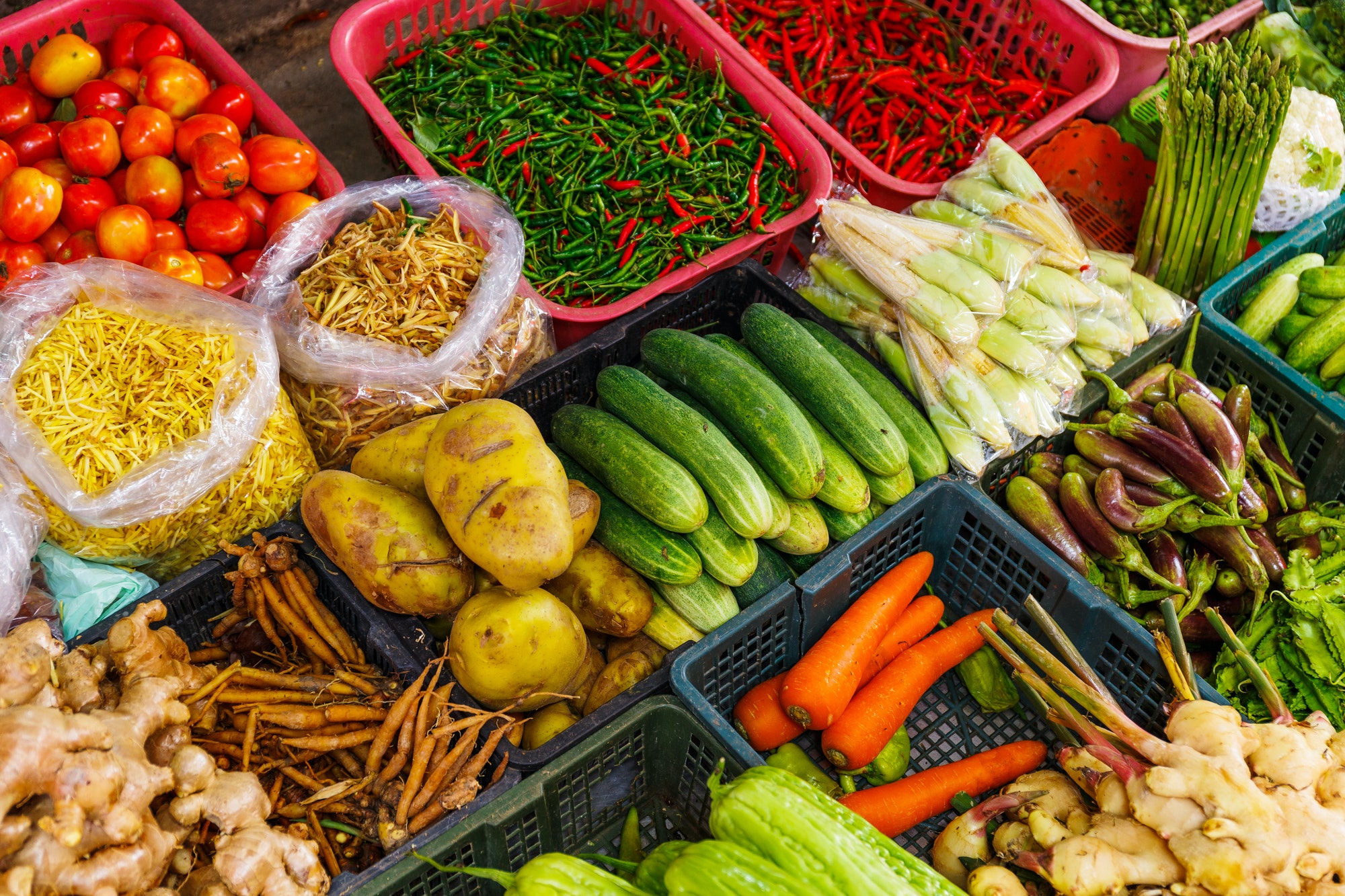 étal de marché et légumes